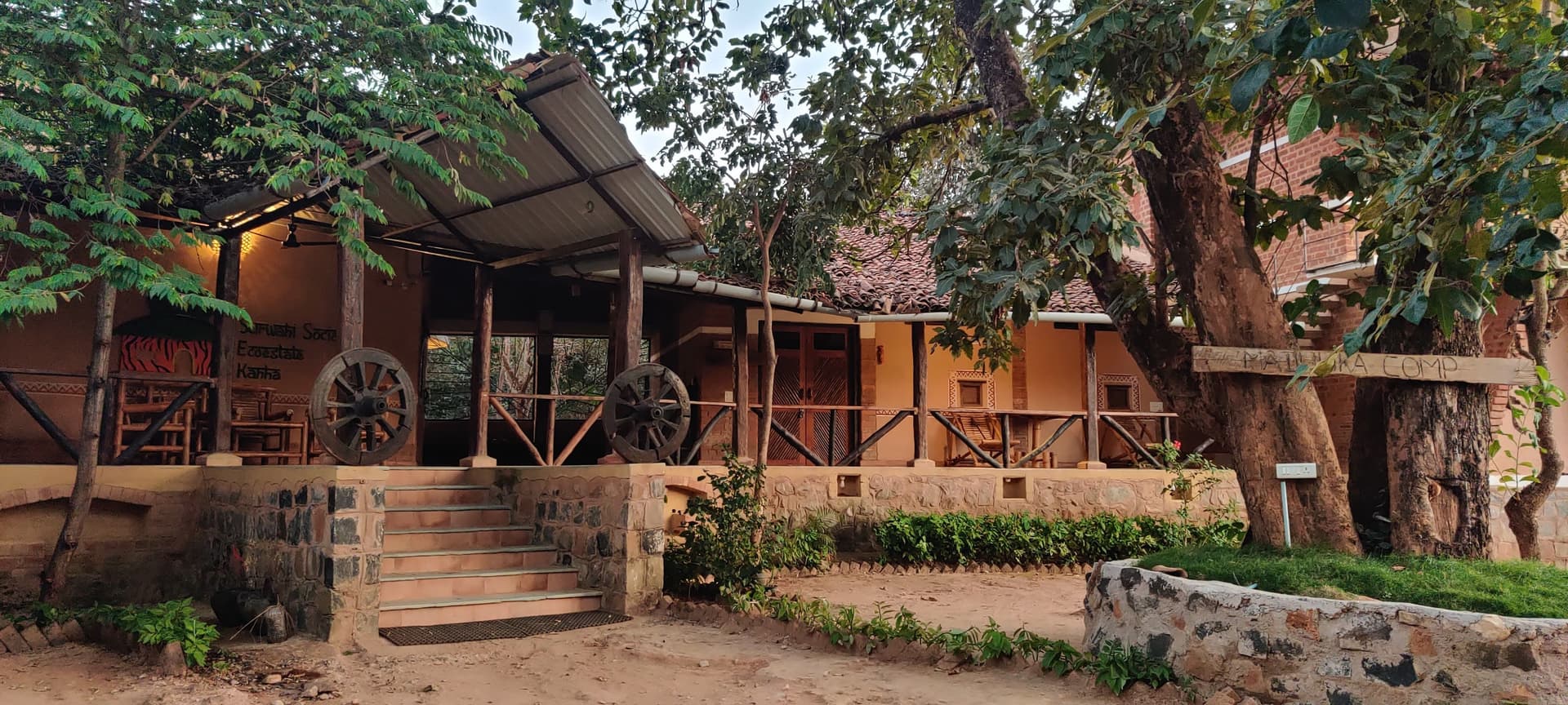 A close-up of the beautiful earthen walls of the lodge